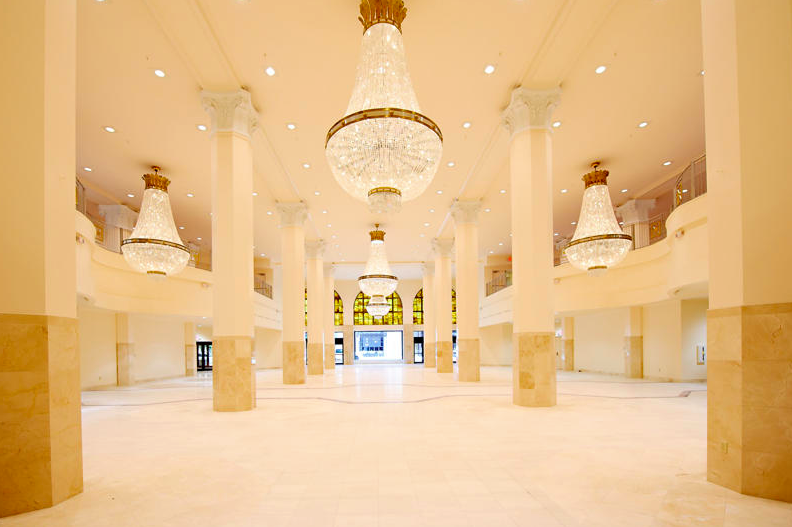 Our+NAHS+prom+location%2C+the+200+Peachtree+Building%2C+embodies+the+theme+Dripping+in+Diamonds+with+its+grand+chandler+entryway.+