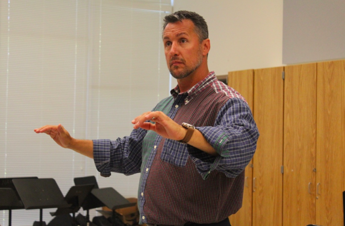 Dr. Morisco conducts his advanced chorus class. 