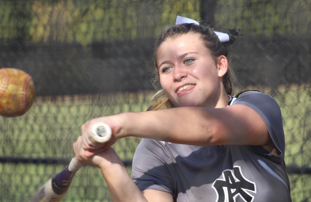 Eyes+On+the+Ball%3A+Sophomore+Barrett+Daugher+practices+her+swing+during+infield+practice.
