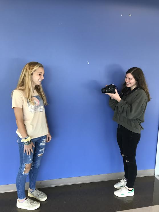 Photo+Phenomenons%3A+Juniors+Katherine+Mcwhirter+and+Zoey+Glickman+take+photos+for+their+new+class