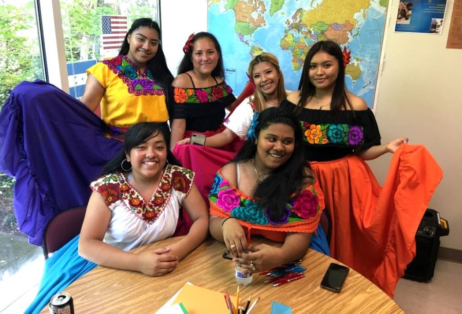 Somos+Uno%3A+North+Atlanta+comes+together+to+celebrate+Hispanic+Heritage+month.+Pictured%3A+%28Left+to+Right%29+Janet+Jwarez%2C+Lissette+Garcia%2C+Marleny+Fransisco%2C+Itzel+Tornez%2C+Emelie+Lopez%2C+Nancy+Hernandez.