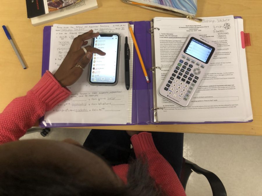 Distracted students: Phone fiends can’t drop their devices for the grade