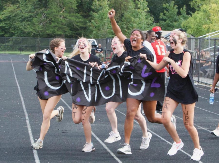 Back in Action: The return of Powderpuff was highly anticipated this year. Seniors Maya Curnow, Maddie Rogers, Margaux Wade, Avery Horton, and Christa Schultz get pumped for their last Powderpuff.