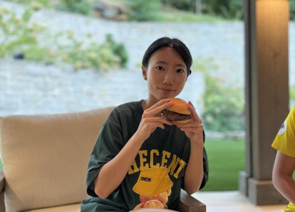 Nanako tries her first American hamburger