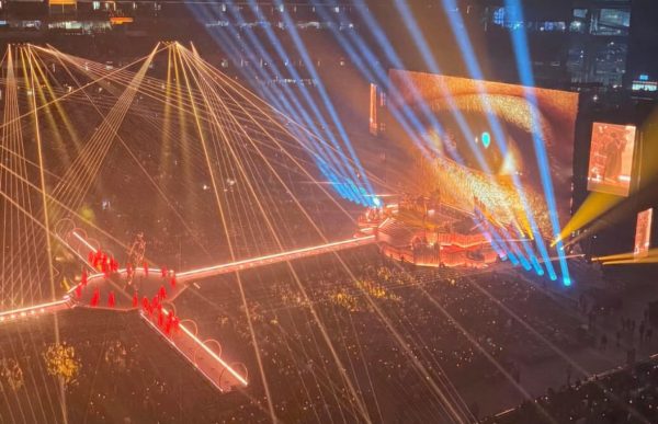 Currently on his North American Tour, Canadian singer The Weeknd entertains fans with dramatic light shows, crowd-favorite songs, and a concert vibe unlike no other.